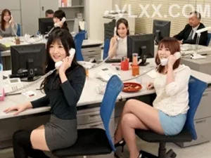 Thanh niên tranh thủ móc cô bé eny văn phòng ngủ gục ở rạp phim