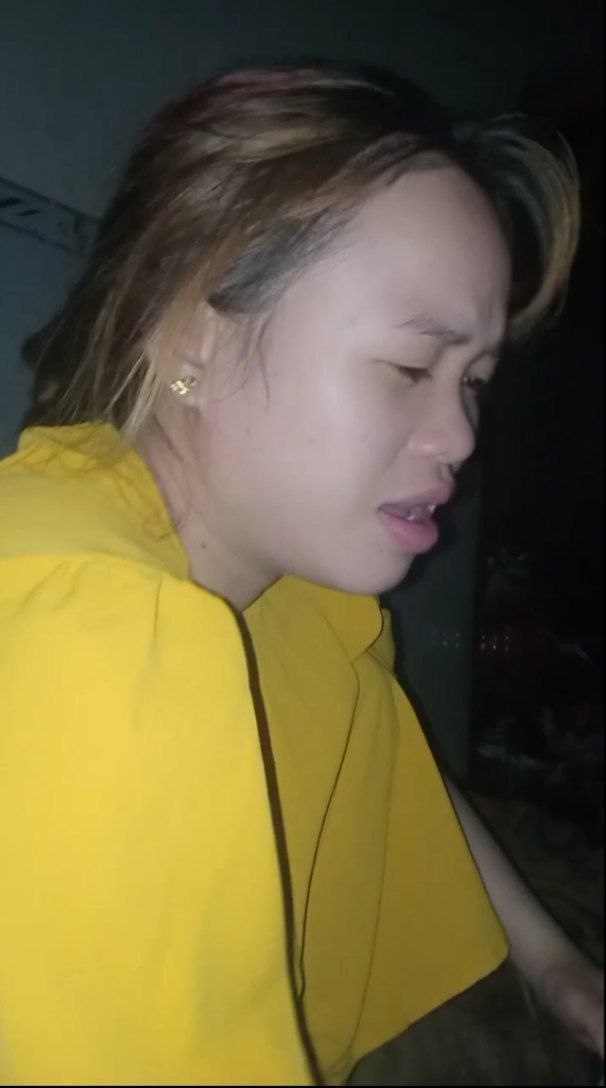 Hôm nay tôi thấy hơi yếu nên chỉ chơi đùa với bộ ngực của mình một cách lặng lẽ thôi.