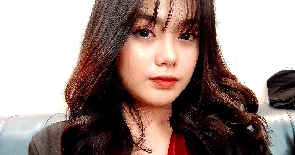 đến nhà con ghệ chơi, nhưng má cô ấy lại trẻ hơn cả con gái mình